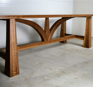 Tulip massief noten tafel