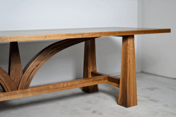 Tulip massief noten tafel - Afbeelding 2