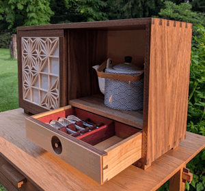Kumiko Thee kast