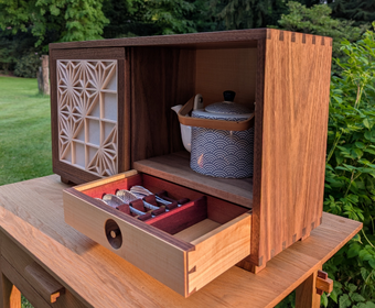 Kumiko Thee kast